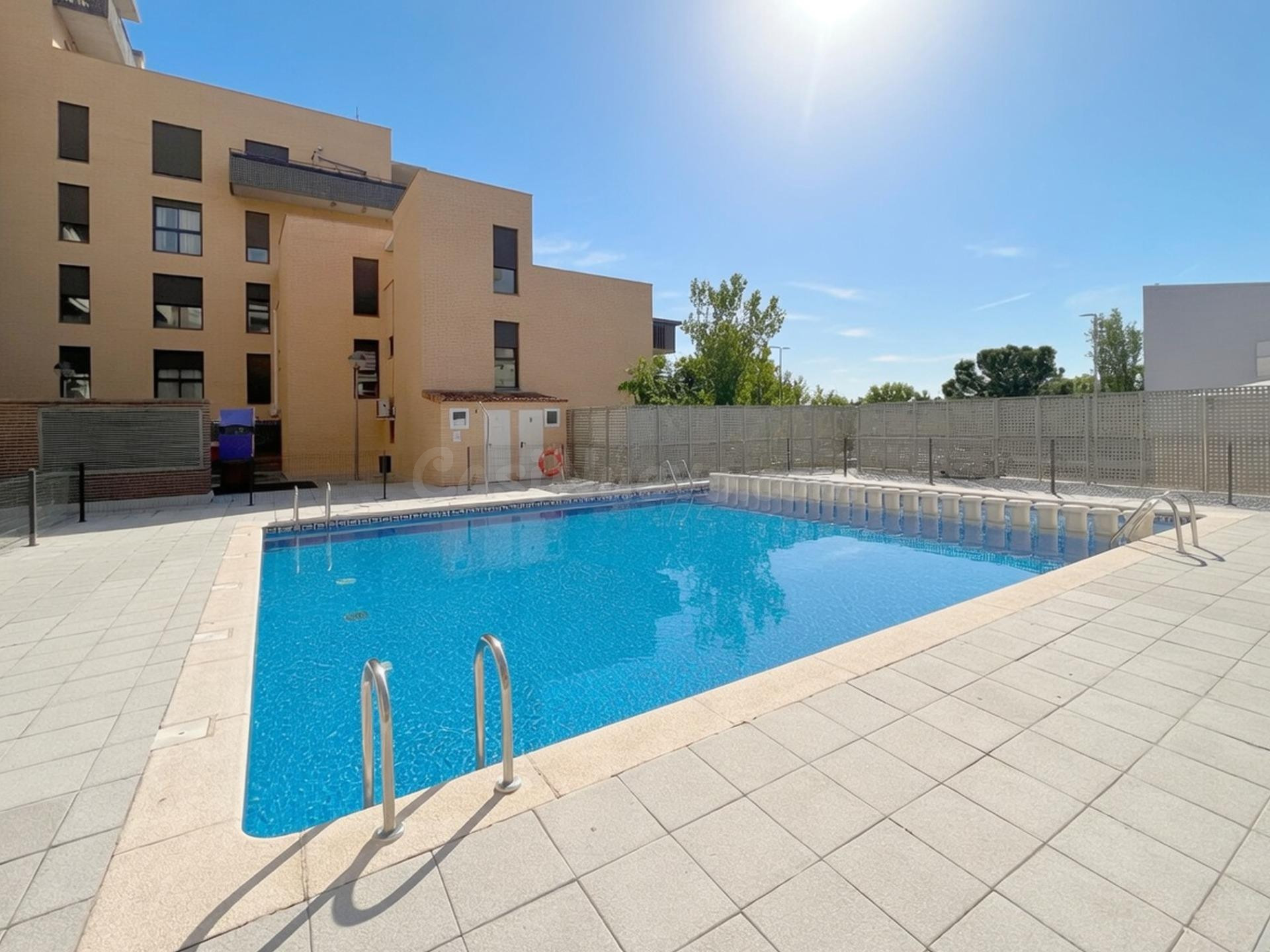 SE VENDE ÁTICO DUPLEX REFORMADO CON PISCINA, GARAJE Y TRASTE - foto 3