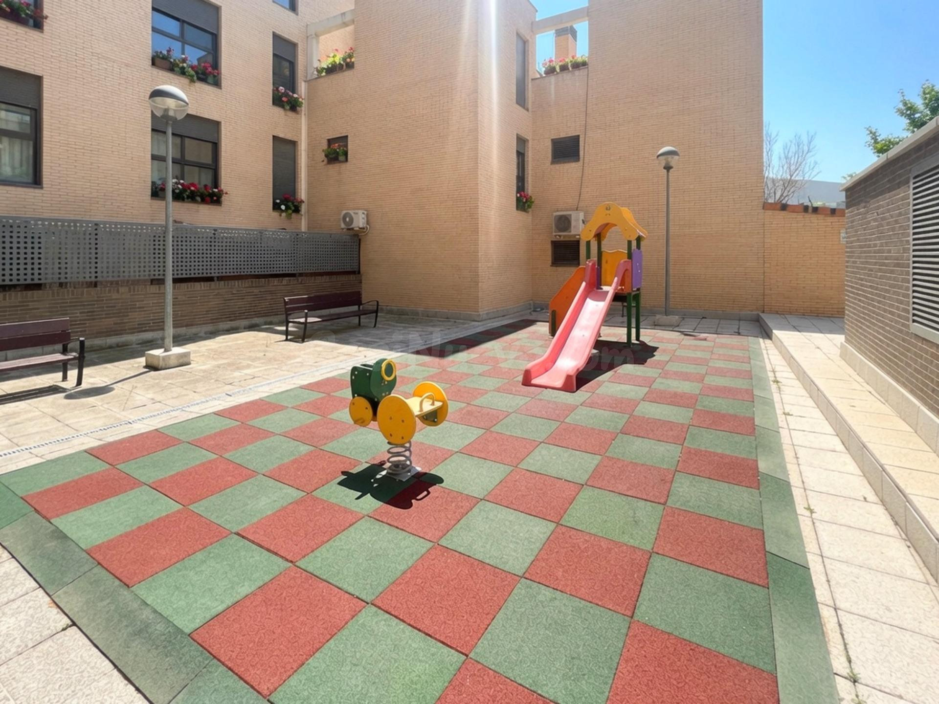 SE VENDE ÁTICO DUPLEX REFORMADO CON PISCINA, GARAJE Y TRASTE - foto 4