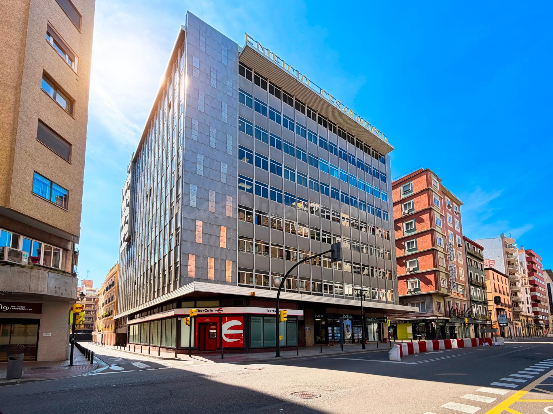 SE ALQUILA AMPLIA OFICINA REFORMADA EN PLENO CENTRO DE LA CIUDAD - EDIFICIO CESARAUGUSTA - ZARAGOZA