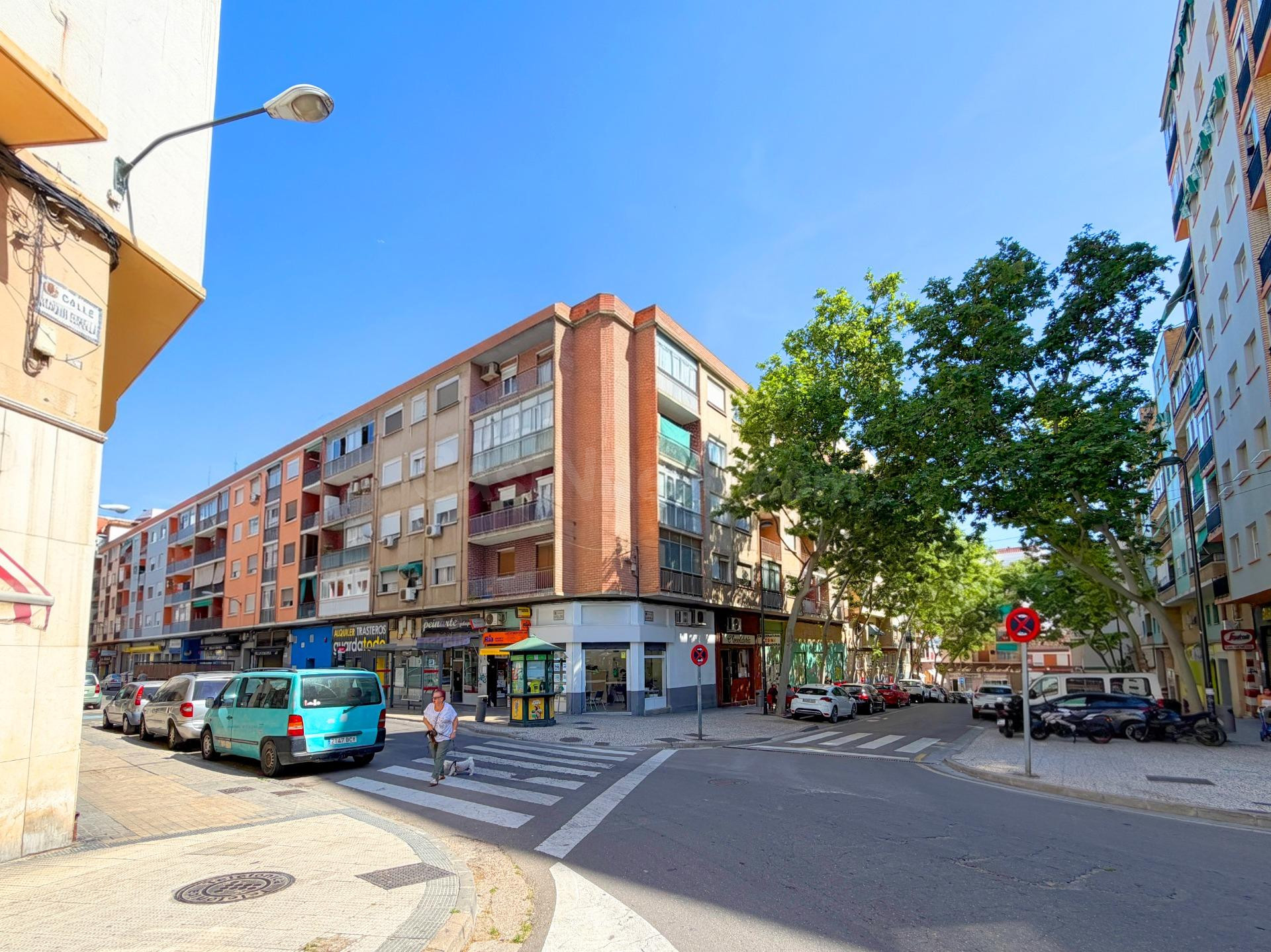 SE VENDE PISO DE CUATRO DORMITORIOS PARA REFORMAR JUNTO A AV