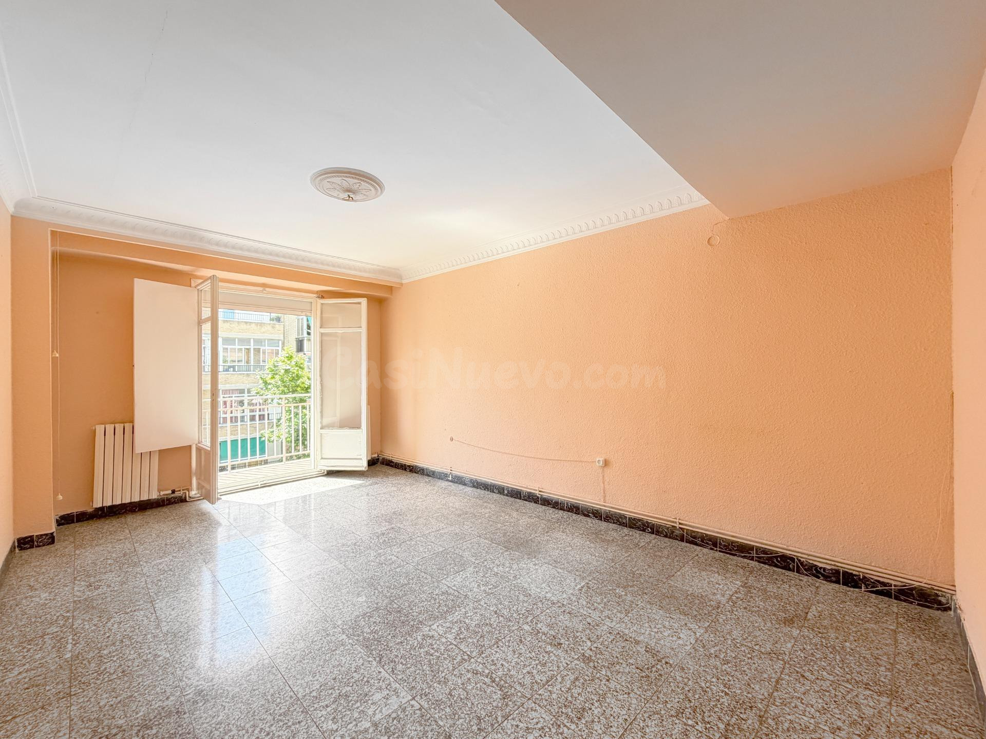 SE VENDE PISO DE CUATRO DORMITORIOS PARA REFORMAR JUNTO A AV - foto 2