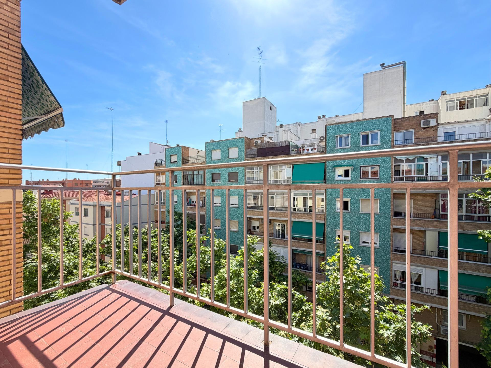 SE VENDE PISO DE CUATRO DORMITORIOS PARA REFORMAR JUNTO A AV - foto 4