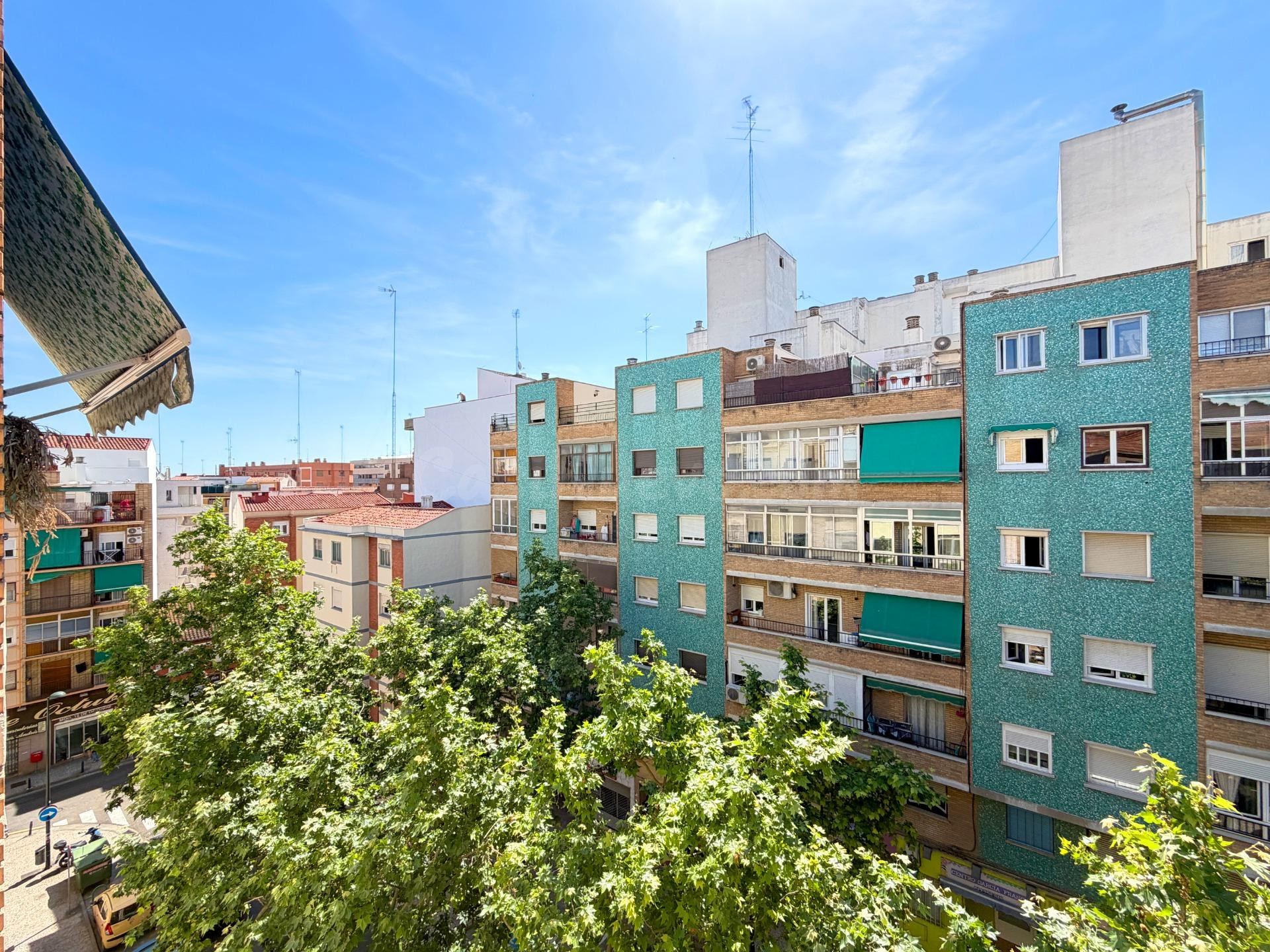 SE VENDE PISO DE CUATRO DORMITORIOS PARA REFORMAR JUNTO A AV - foto 5