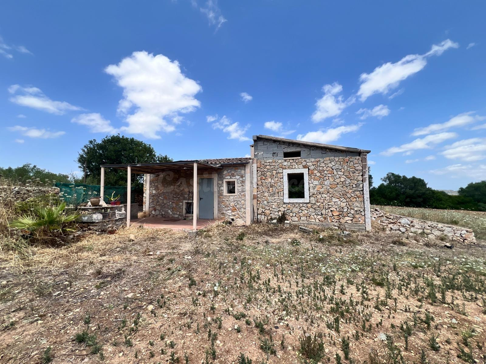 Finca rústica con vivienda en construcción en venta