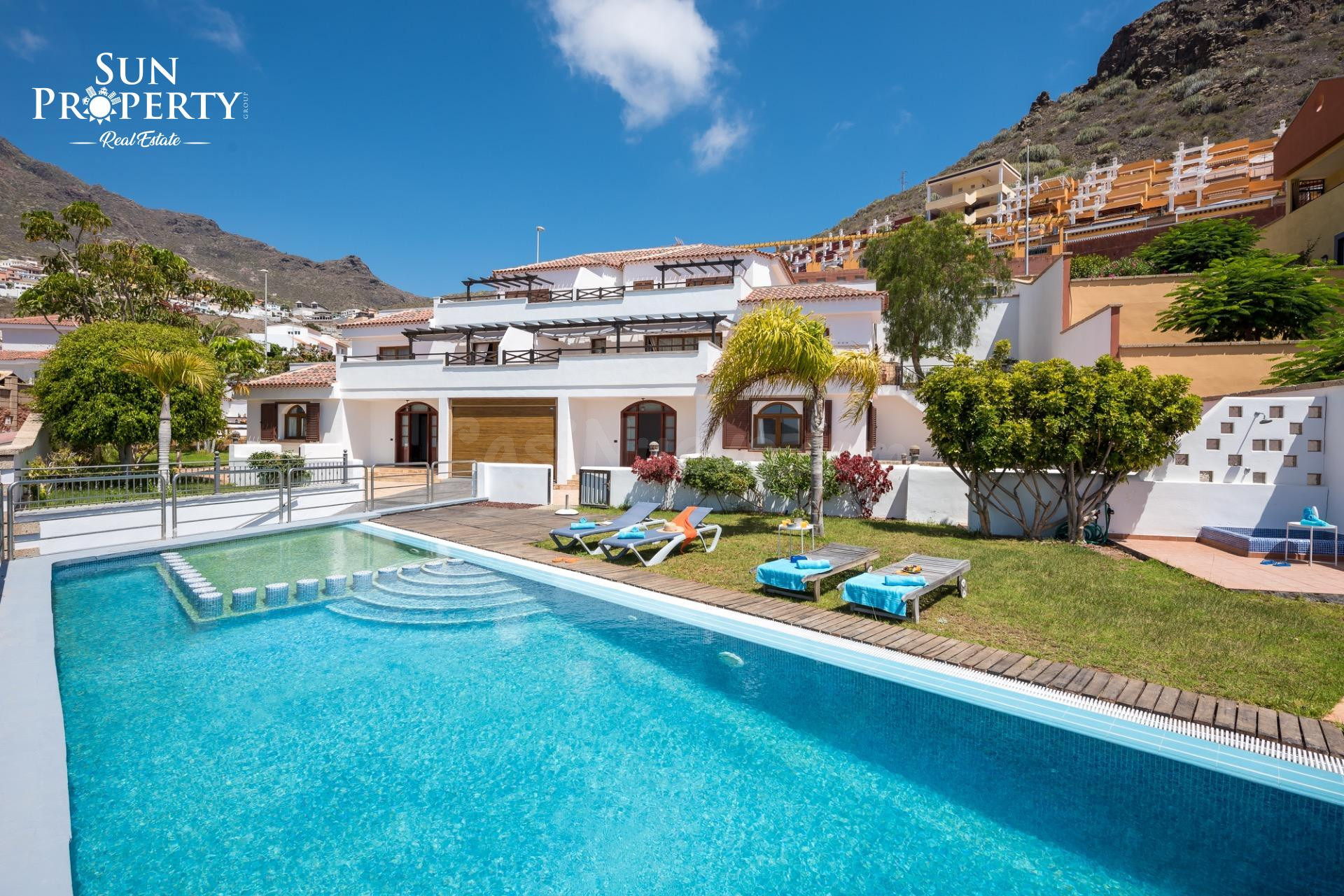 IMPRESIONANTE VILLA DIVIDIDA EN DOS FINCAS INDEPENDIENTES CO