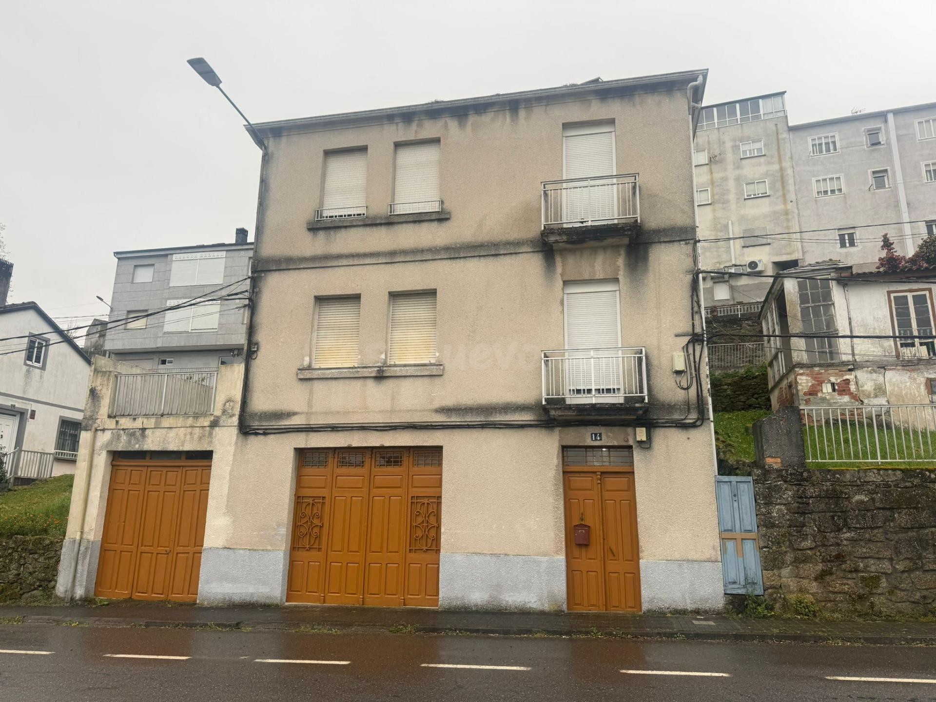 Casa con encanto tradicional y vistas al Castillo en Castro Caldelas - gran potencial y 4 plantas
