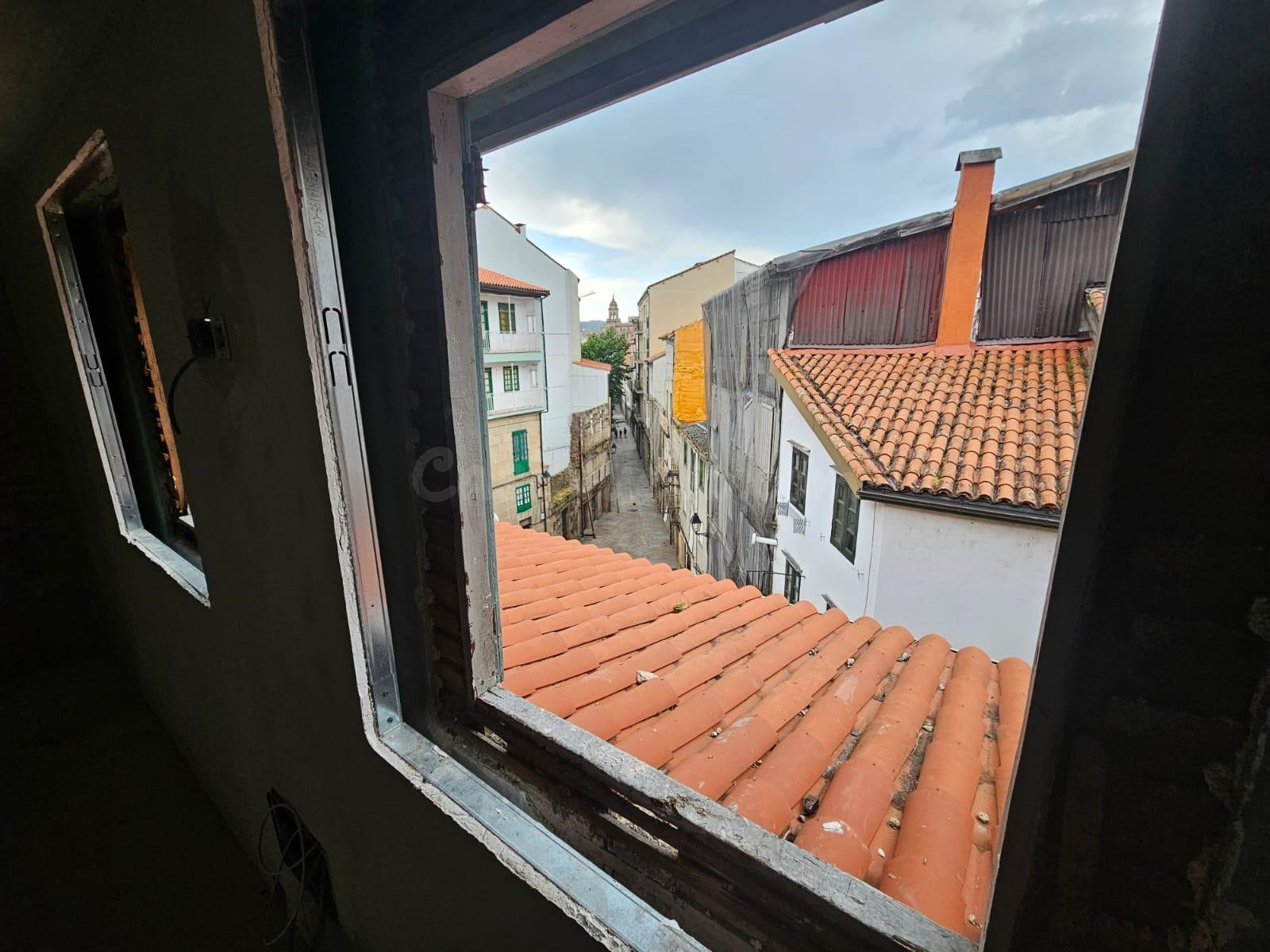 Ático medio reformado con bajo en el corazón de Ourense