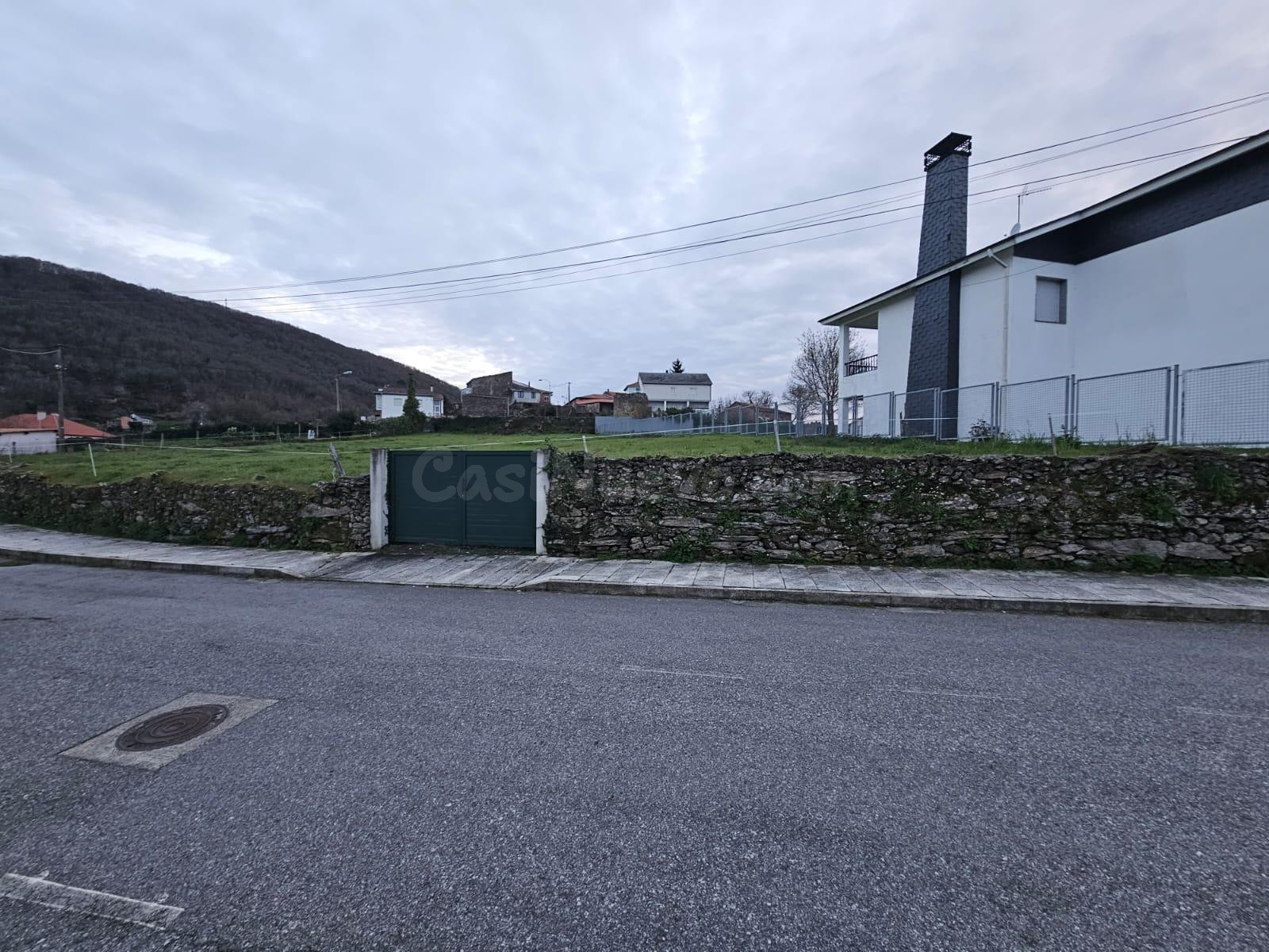 Se vende finca con vistas espectaculares en A Teixeira, Castro Caldelas