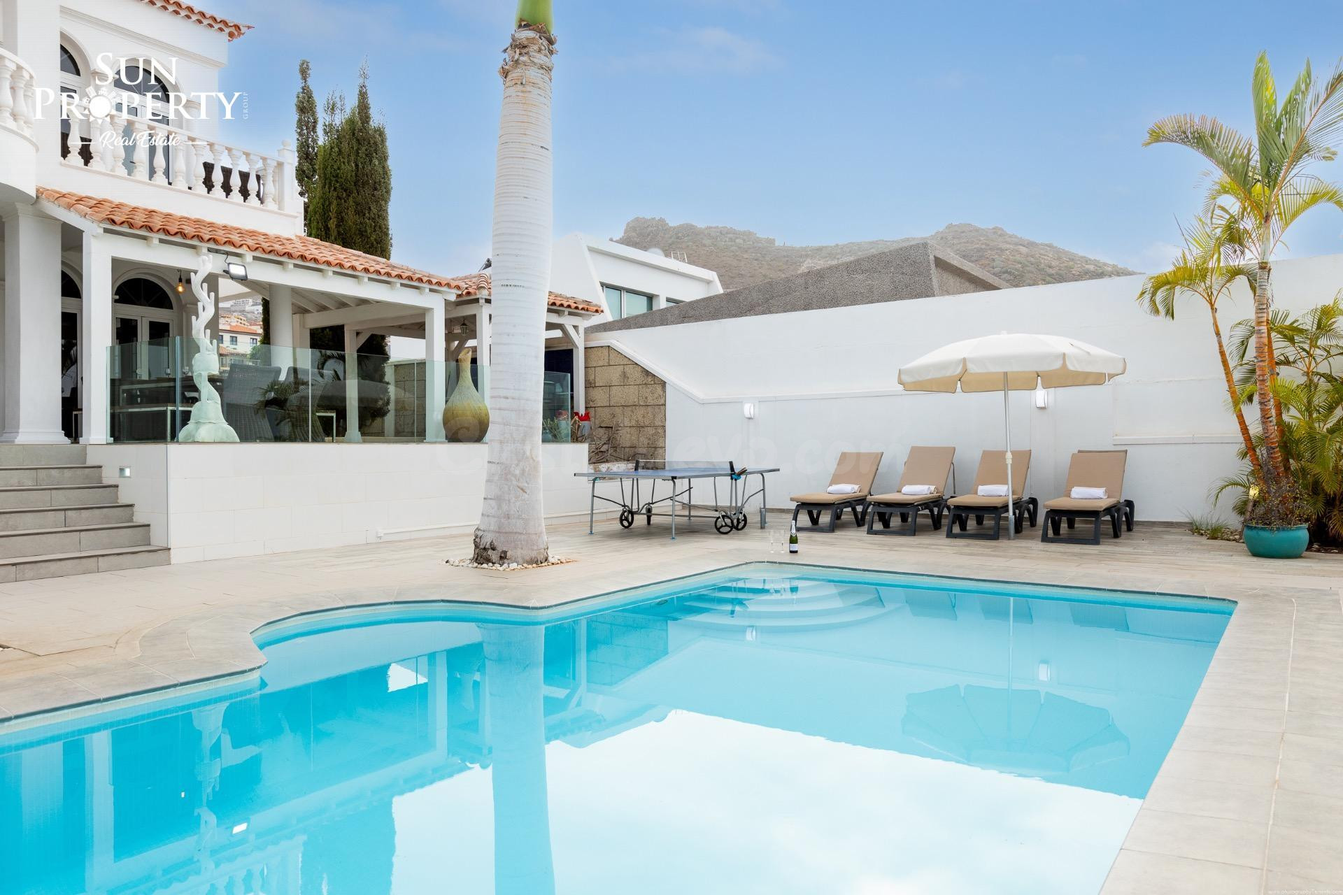 VILLA CON VISTAS AL MAR, PISCINA PRIVADA CLIMATIZADA Y GARAJ