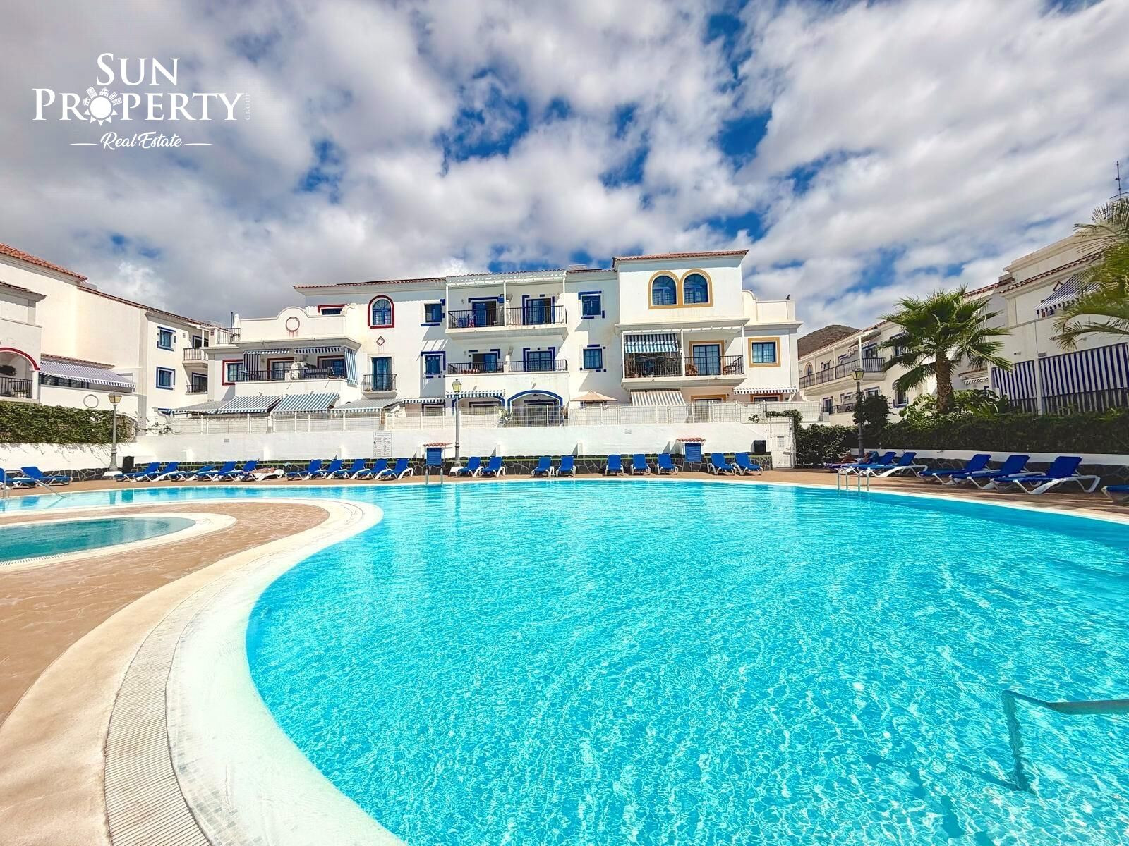 AMPLIO APARTAMENTO CON TERRAZA, PISCINA CLIMATIZADA Y PISTA DE PÁDEL