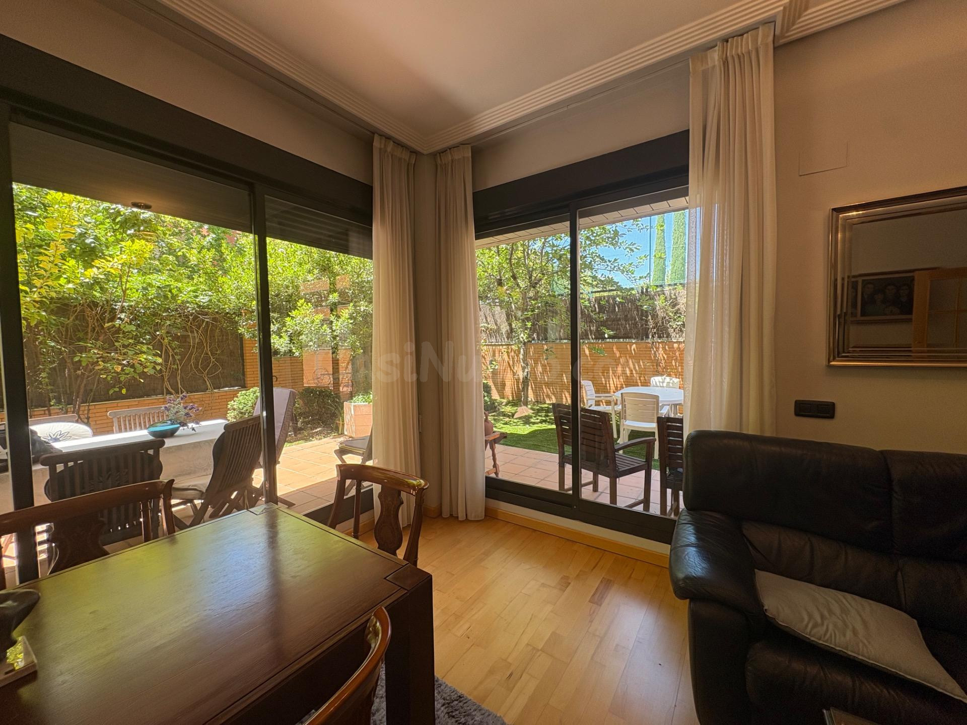 Magnífico Bajo con Jardín Privado Piscina y Pádel
