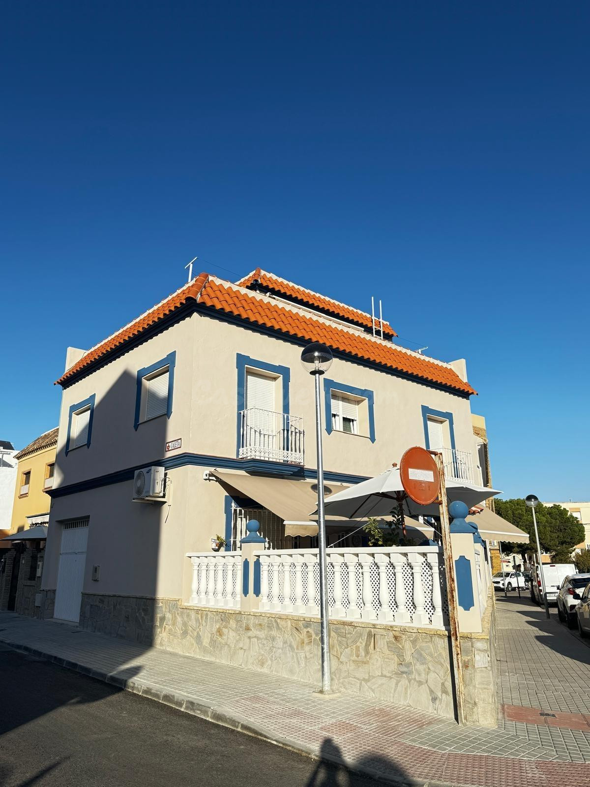 Espectacular Casa con Vistas a la Sierra y Amplios Espacios! Zona Alameda!
