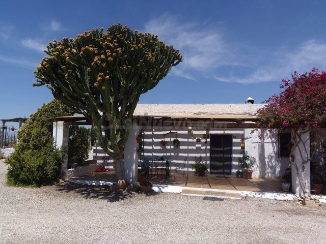Cortijo Rural en venta de 5 habitaciones en Burjulú, Almería.
