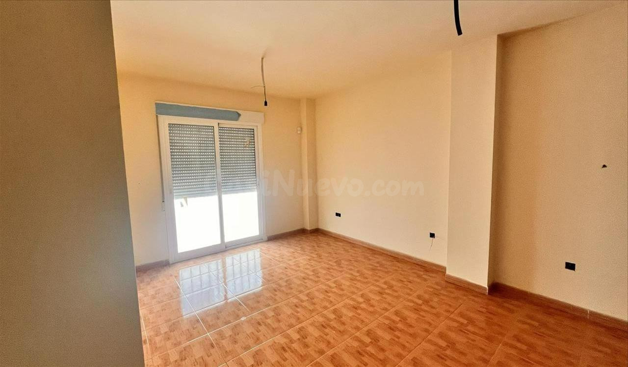 Oportunidad Única en el Corazón de Almuñécar: Piso con Potencial para Reformar
