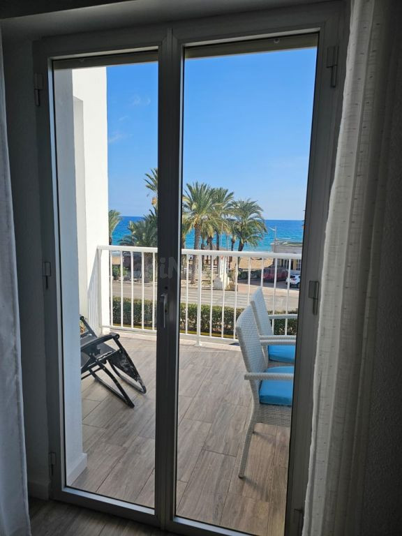 Hermoso apartamento con vista al mar en primera línea de playa