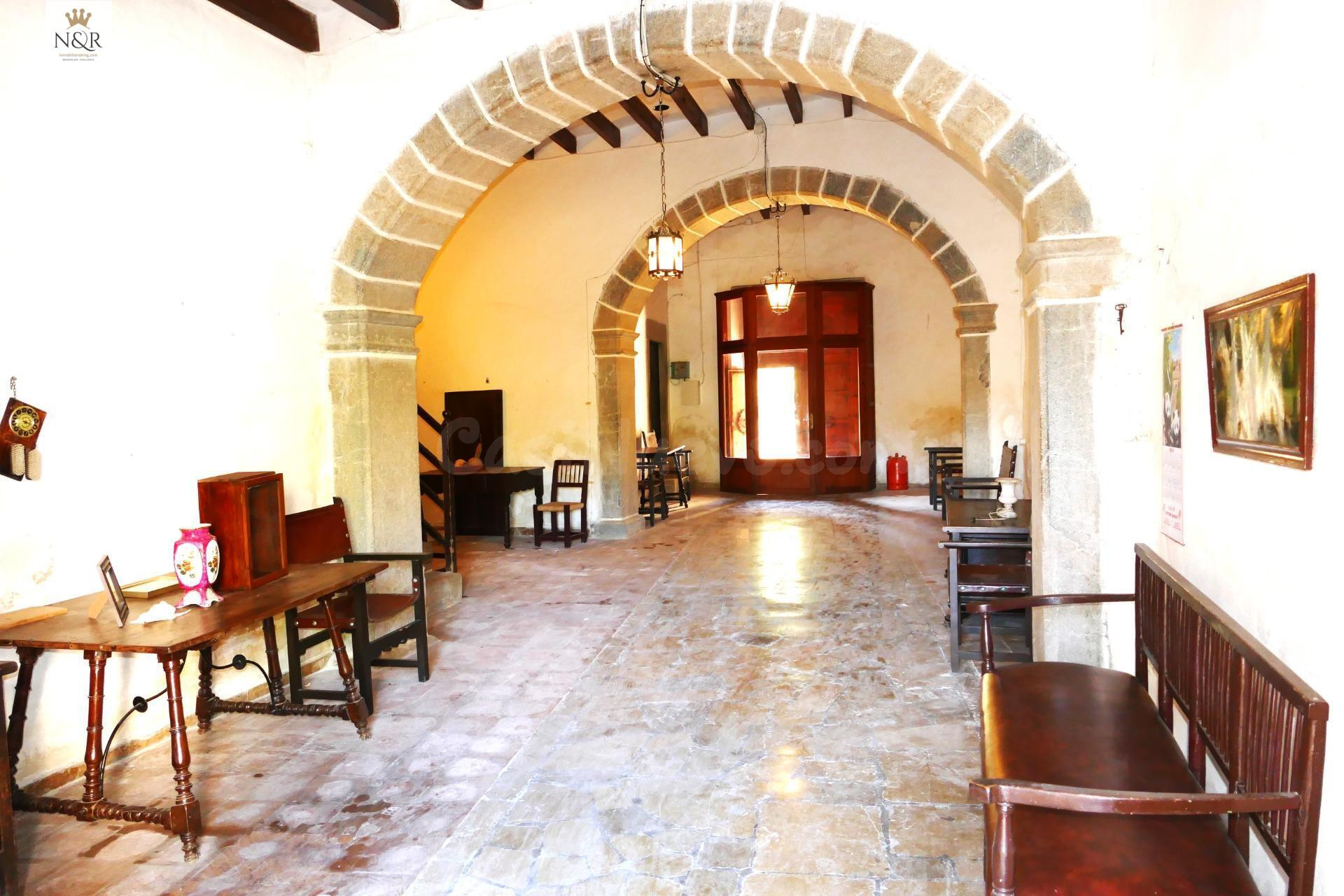 CASA SEÑORIAL DE PUEBLO DEL SIGLO XVII CON JARDÍN.