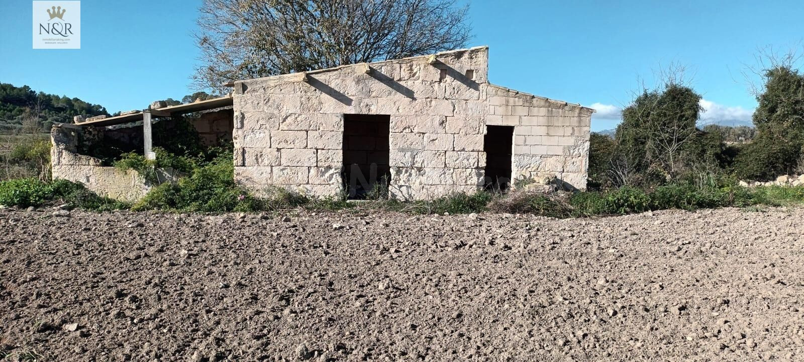 FINCA RÚSTICA CON CASETA Y AGUA