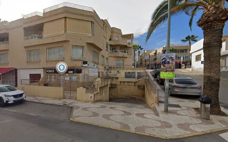 Local Comercial en alquiler  con Ubicación Inmejorable en Garrucha