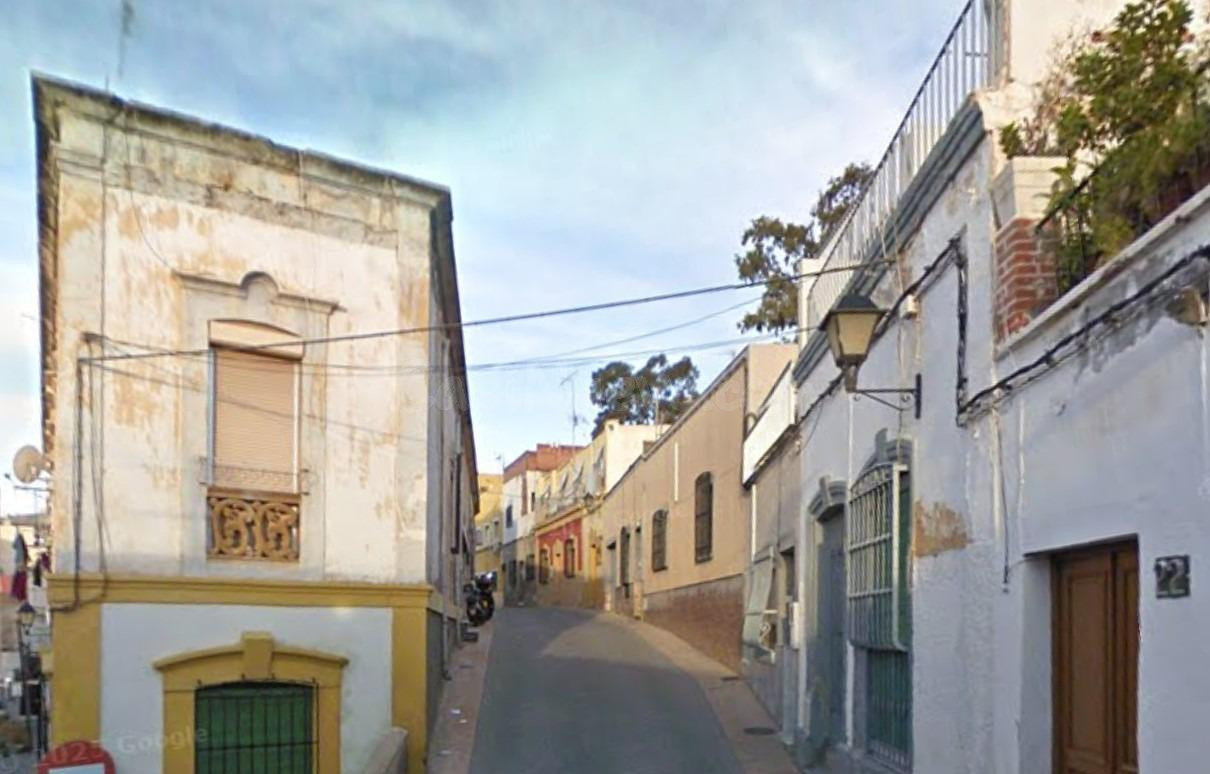 VIVIENDA UNIFAMILIAR ADOSADA OCUPADA POR PERSONA SIN JUSTO TÍTULO