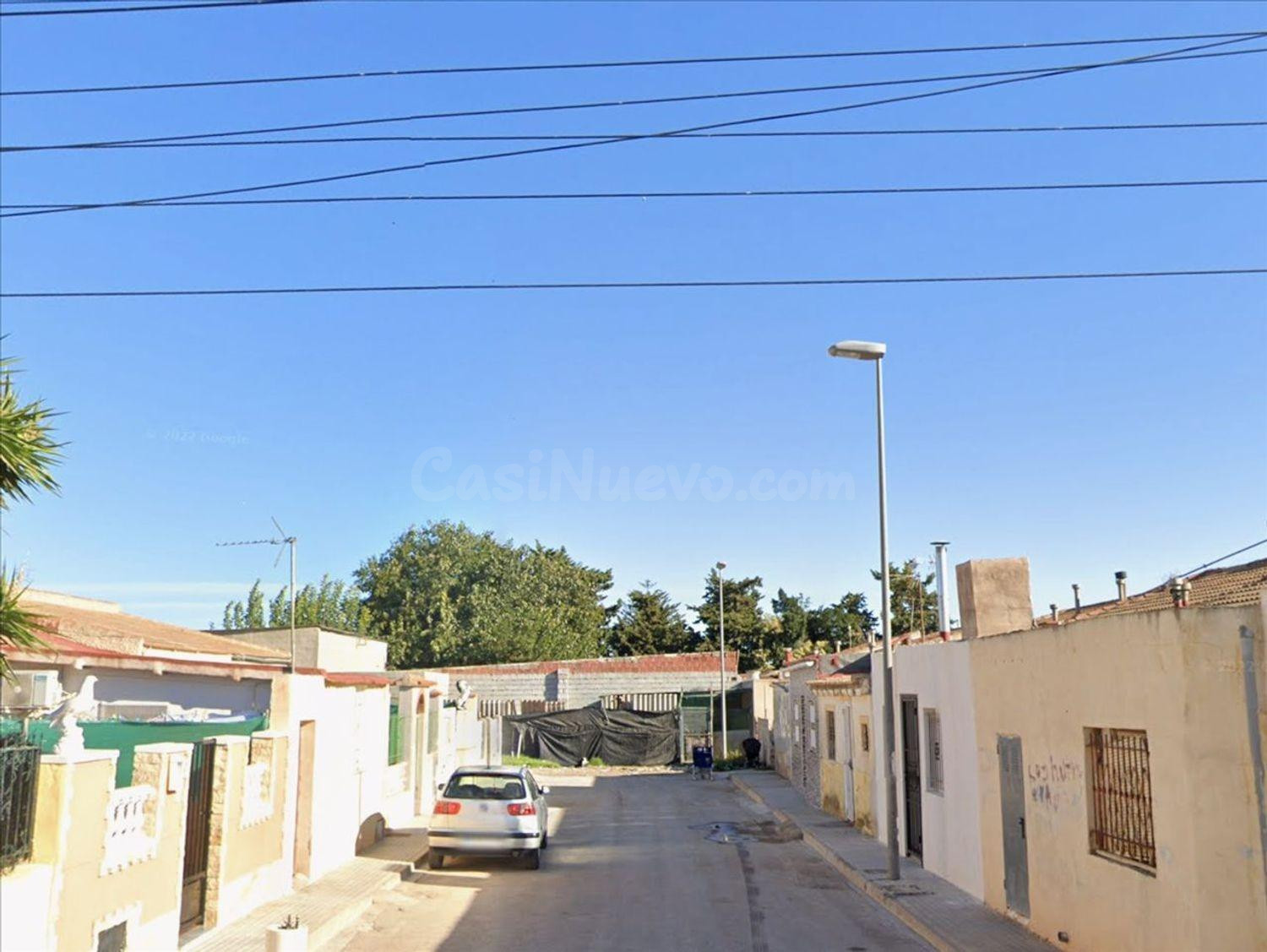 VIVIENDA UNIFAMILIAR ADOSADA OCUPADA POR PERSONA SIN JUSTO TÍTULO