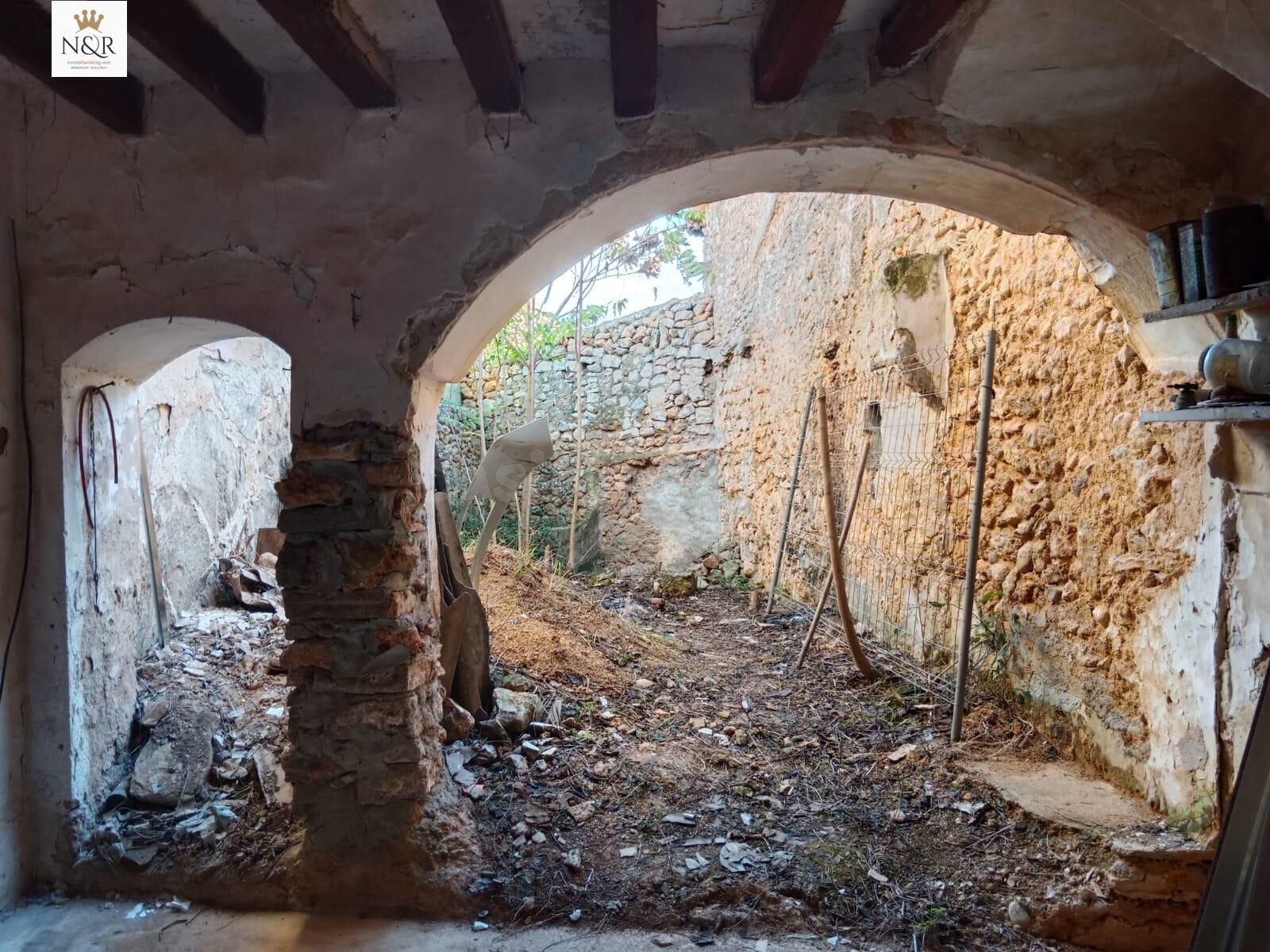 CASA A REFORMAR CON JARDÍN