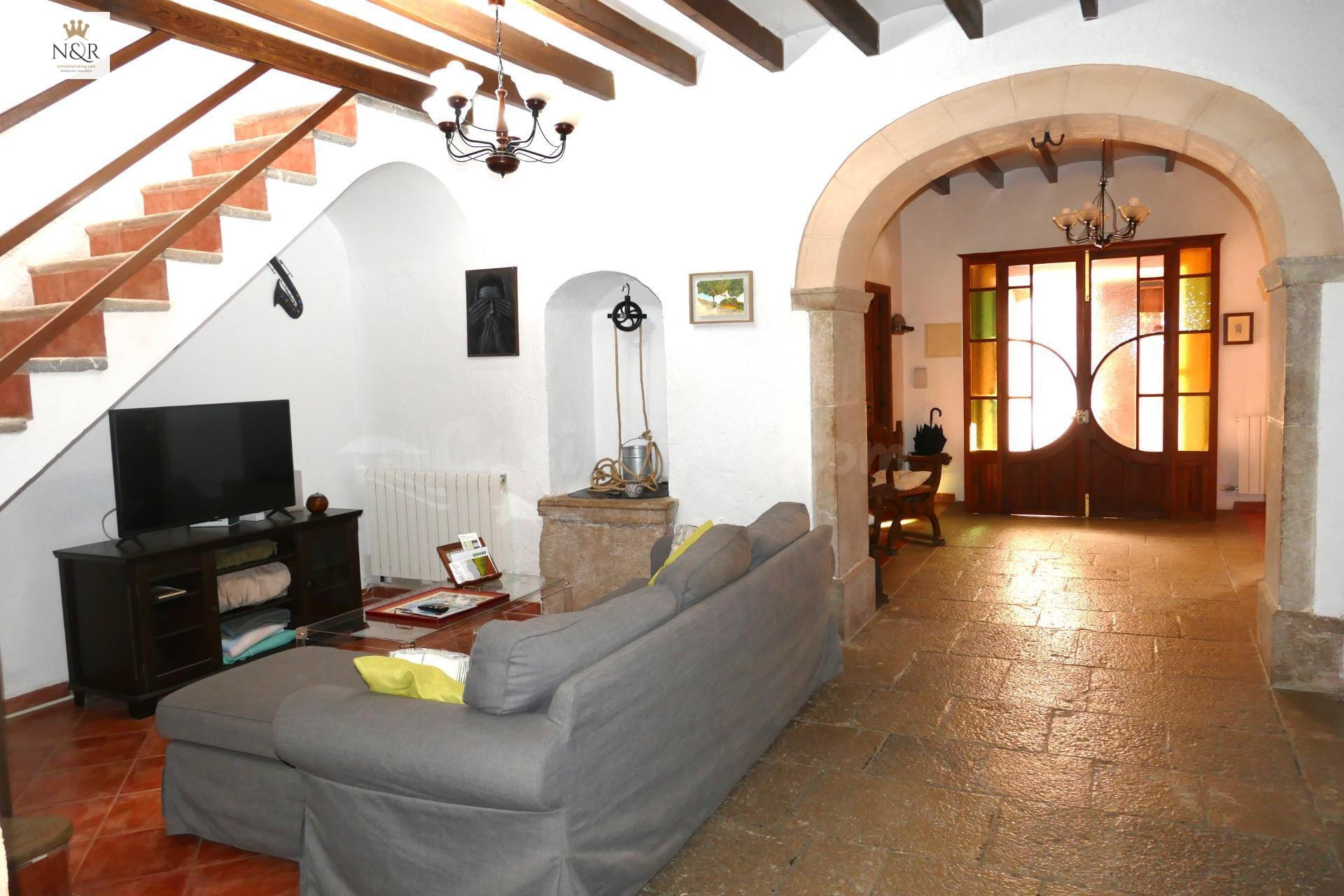 AUTÉNTICA CASA MALLORQUINA REFORMADA CON JARDÍN DE 109 M2 Y  - foto 2