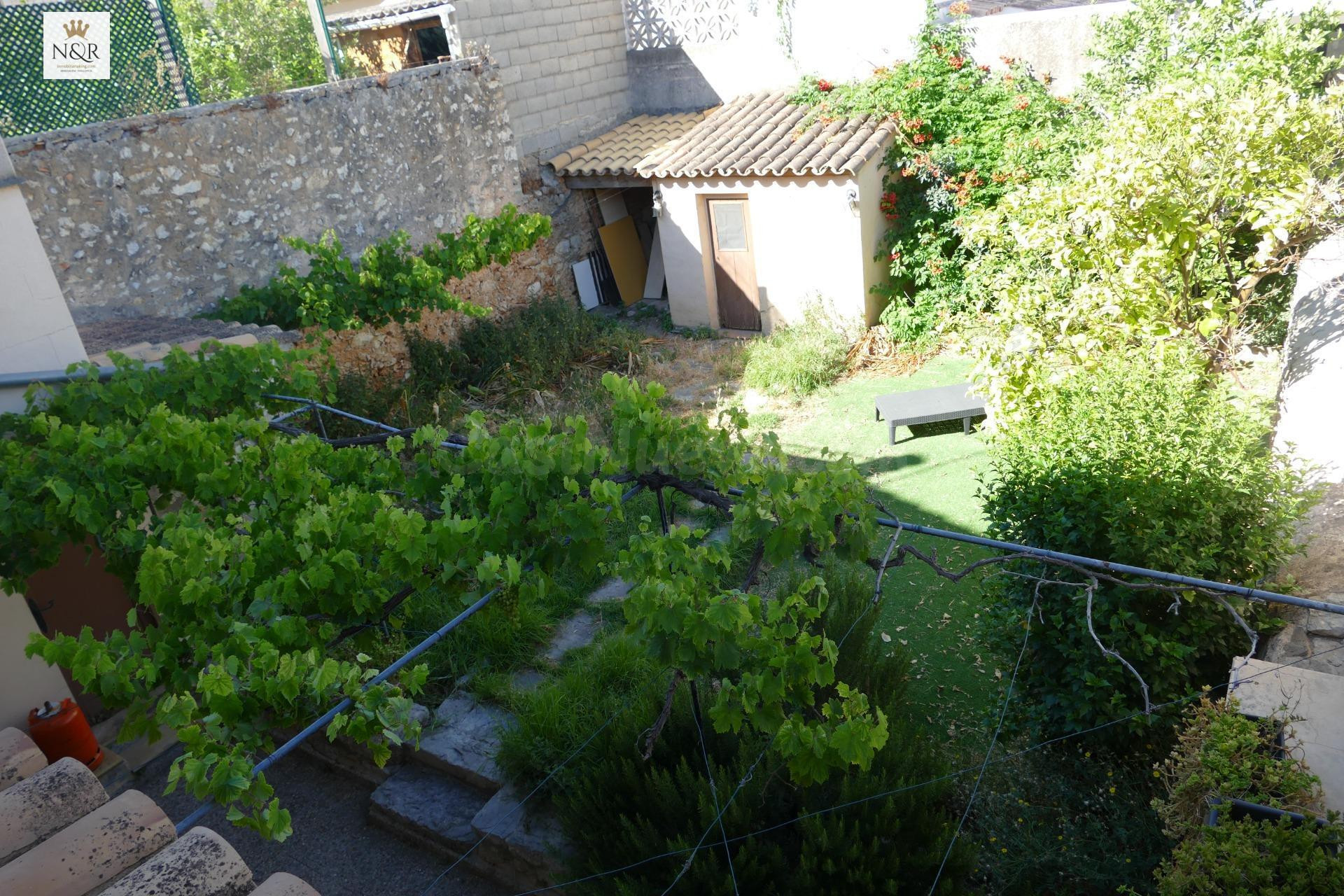 AUTÉNTICA CASA MALLORQUINA REFORMADA CON JARDÍN DE 109 M2 Y  - foto 3