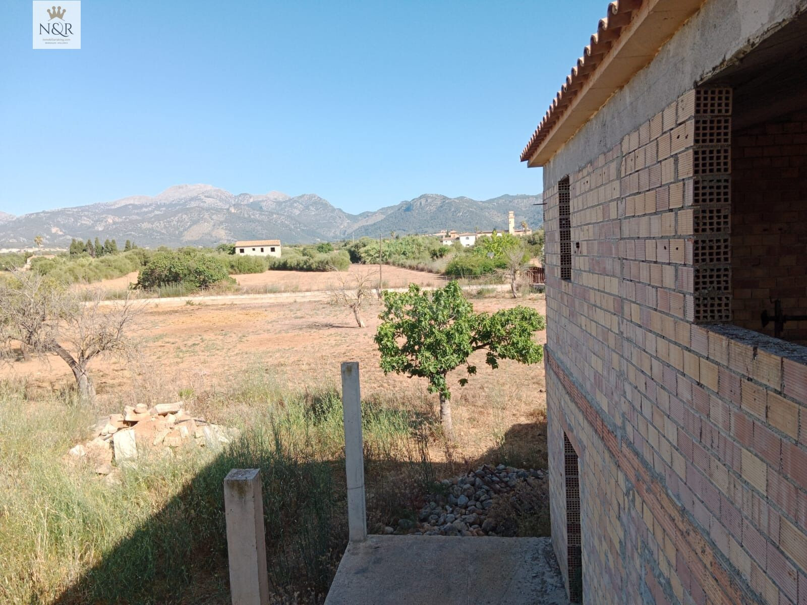 FINCA CON AGUA Y VISTAS A LA MONTAÑA