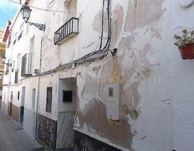 Oportunidad para reformar. No admite visitas. Vivienda unifamiliar adosada de 184 m2 para reformar a la venta en Baza, Granada.