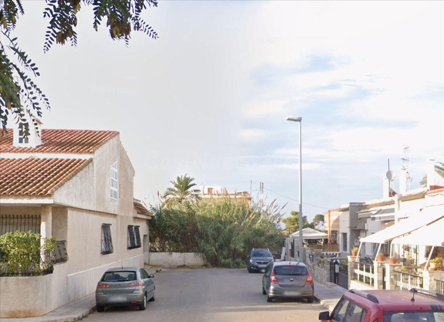 ¡Rebajado! VIVIENDA UNIFAMILIAR ADOSADA OCUPADA POR PERSONA SIN JUSTO TÍTULO