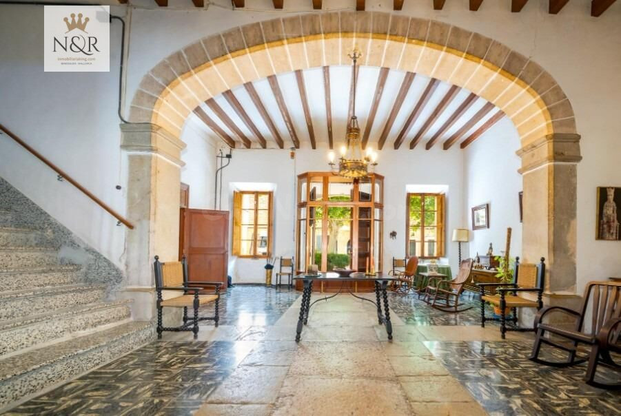 CASA SEÑORIAL HISTÓRICA DEL SIGLO XVII EN BINISSALEM Y GARAJE INDEPENDIENTE