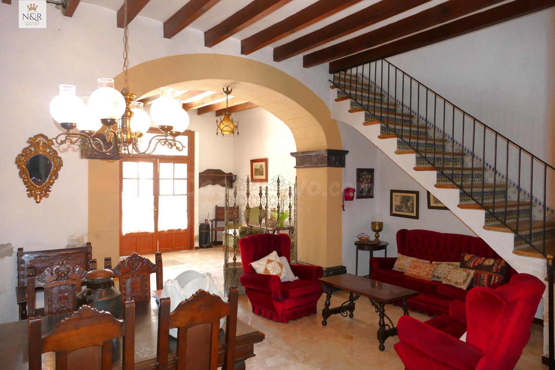 ESPECTACULAR CASA MALLORQUINA CON JARDÍN Y GARAJE EN EL CENTRO DE LA ISLA DE MALLORCA