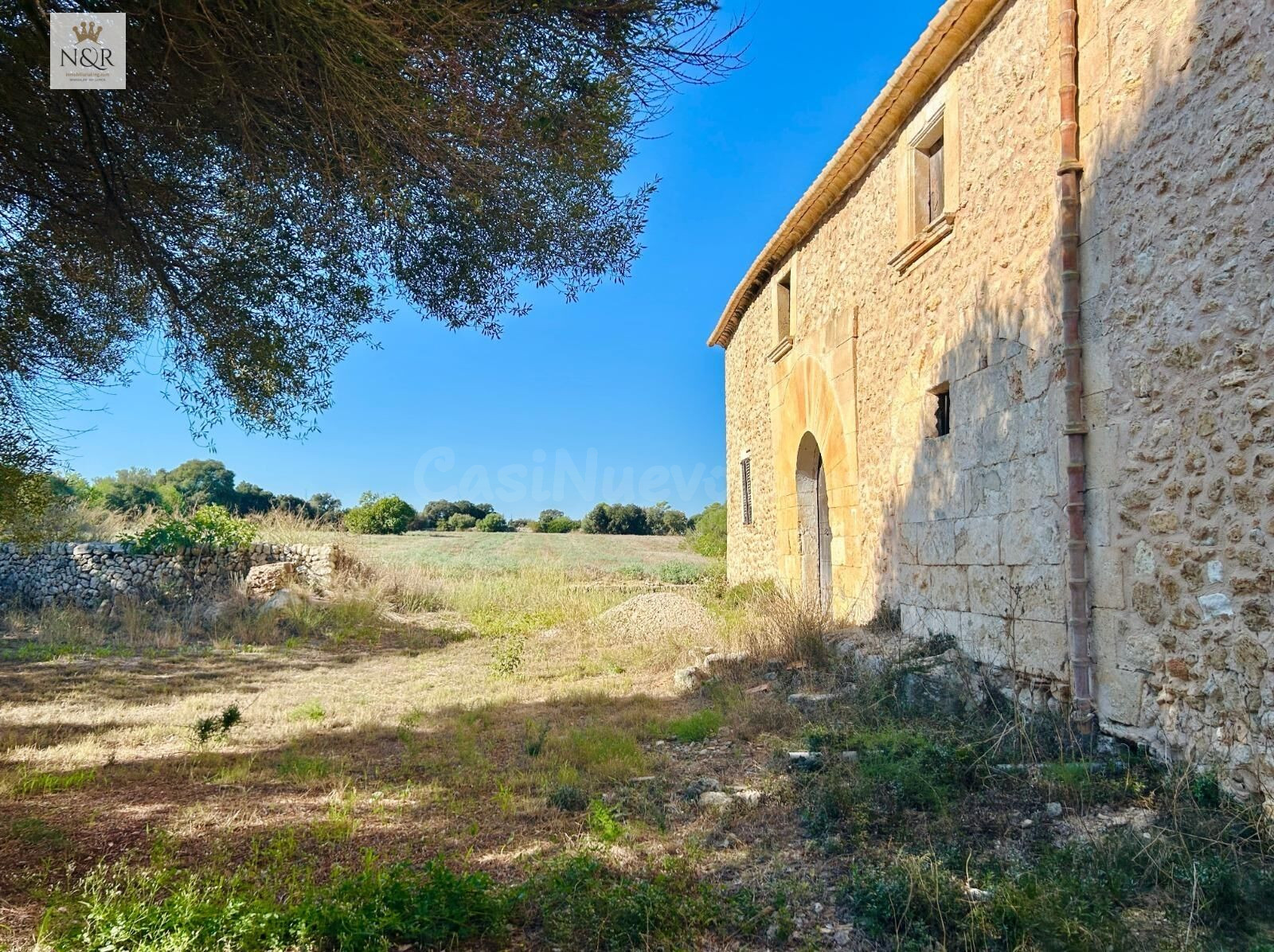 FINCA RÚSTICA CON ENCANTADORA CASA DE PIEDRA EN LLUBÍ