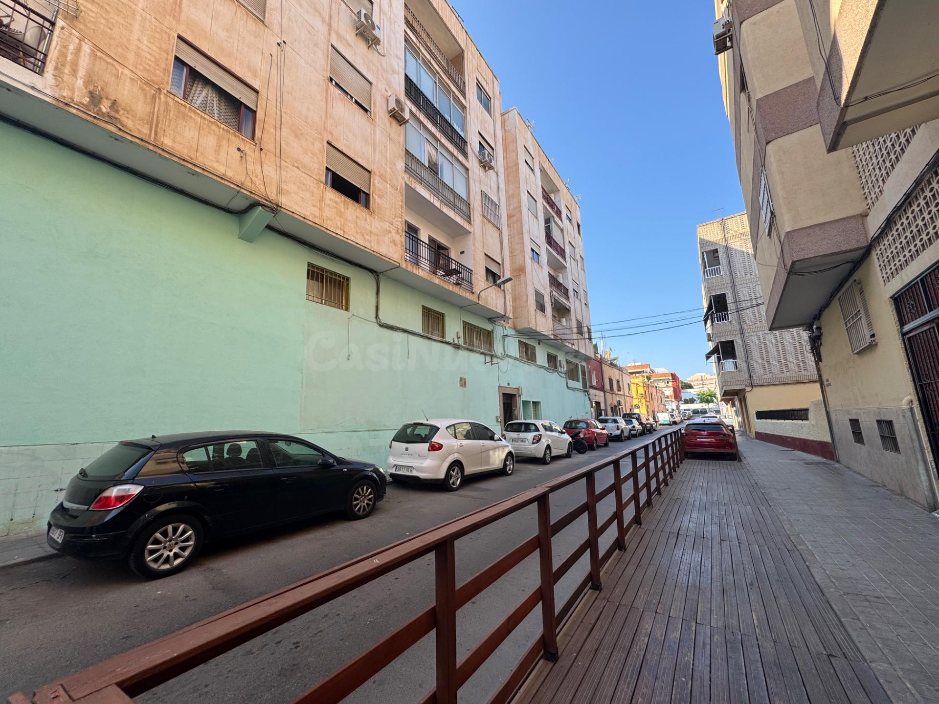 Amplio Piso en Los Ángeles, Almería - ¡Oportunidad de Reforma!