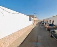 VIVIENDA UNIFAMILIAR ADOSADA OCUPADA POR PERSONA SIN JUSTO TÍTULO ESTE INMUEBLE DEBIDO A SU ESTADO OCUPACIONAL NO ADMITE VISITAS IDEAL PARA INVERSORES