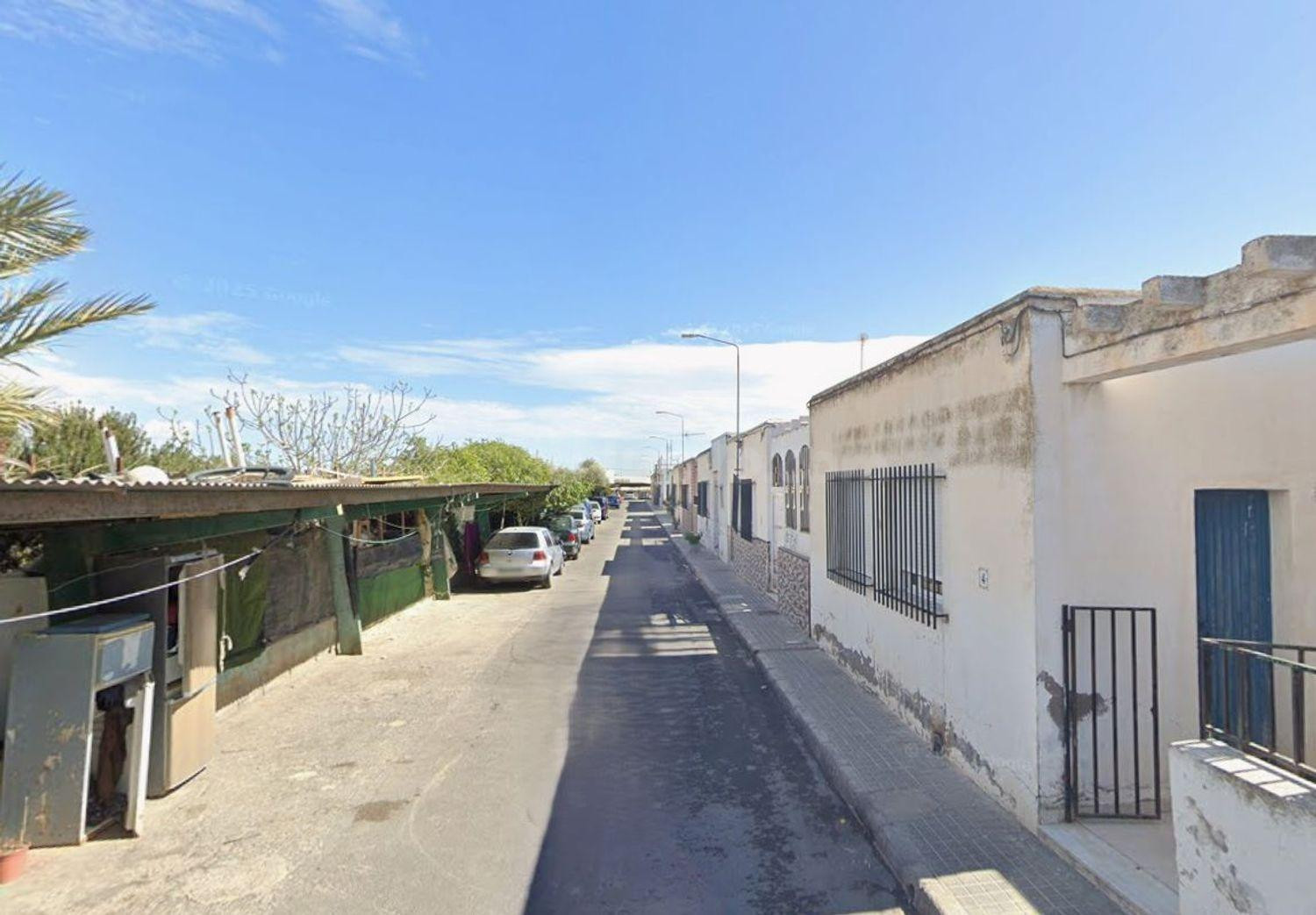 VIVIVENDA UNIFAMILIAR ADOSADA OCUPADA POR PERSONA SIN JUSTO 