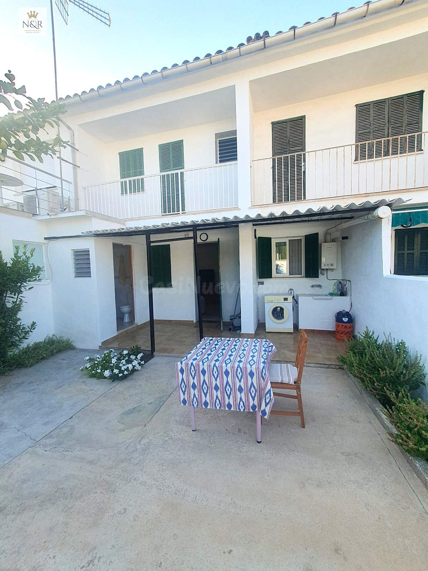 CASA ADOSADA CON TERRAZA Y PARKING EXTERIOR EN PALMA