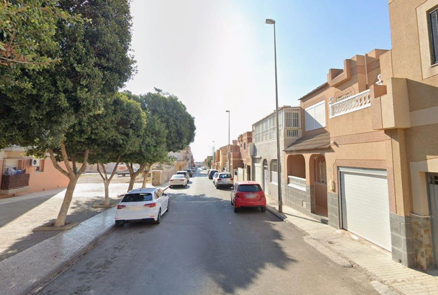 VIVIENDA UNIFAMILIAR ADOSADA OCUPADA POR PERSONA SIN JUSTO TÍTULO ESTE INMUEBLE DEBIDO A SU ESTADO OCUPACIONAL NO ADMITE VISITAS IDEAL PARA INVERSORES
