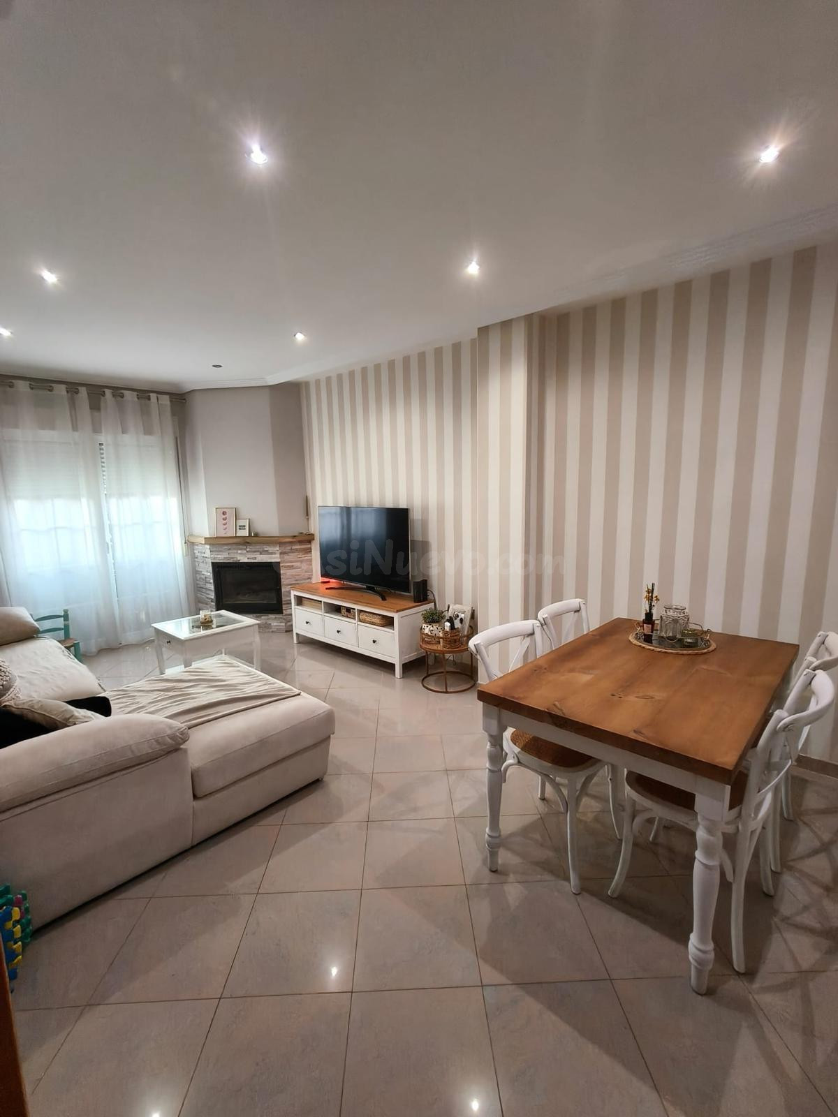 Oportunidad en Roquetas de Mar: Casa sobre Local