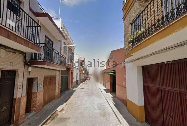 VIVIENDA UNIFAMILIAR ADOSADA OCUPADA POR PERSONA SIN JUSTO TÍTULO ESTE INMUEBLE DEBIDO A SU ESTADO OCUPACIONAL NO ADMITE VISITAS IDEAL PARA INVERSORES