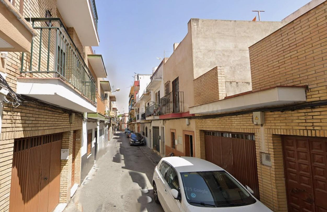 VIVIENDA UNIFAMILIAR ADOSADA OCUPADA POR PERSONA SIN JUSTO TÍTULO ESTE INMUEBLE DEBIDO A SU ESTADO OCUPACIONAL NO ADMITE VISITAS IDEAL PARA INVERSORES