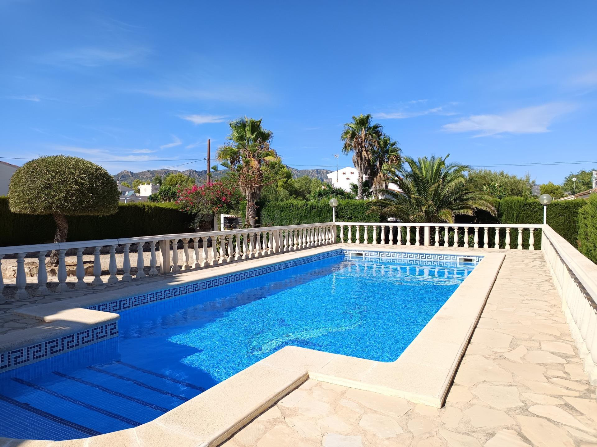 Villa tipo ibicenco con piscina y vistas al mar y a la montaña en Las Tres Calas