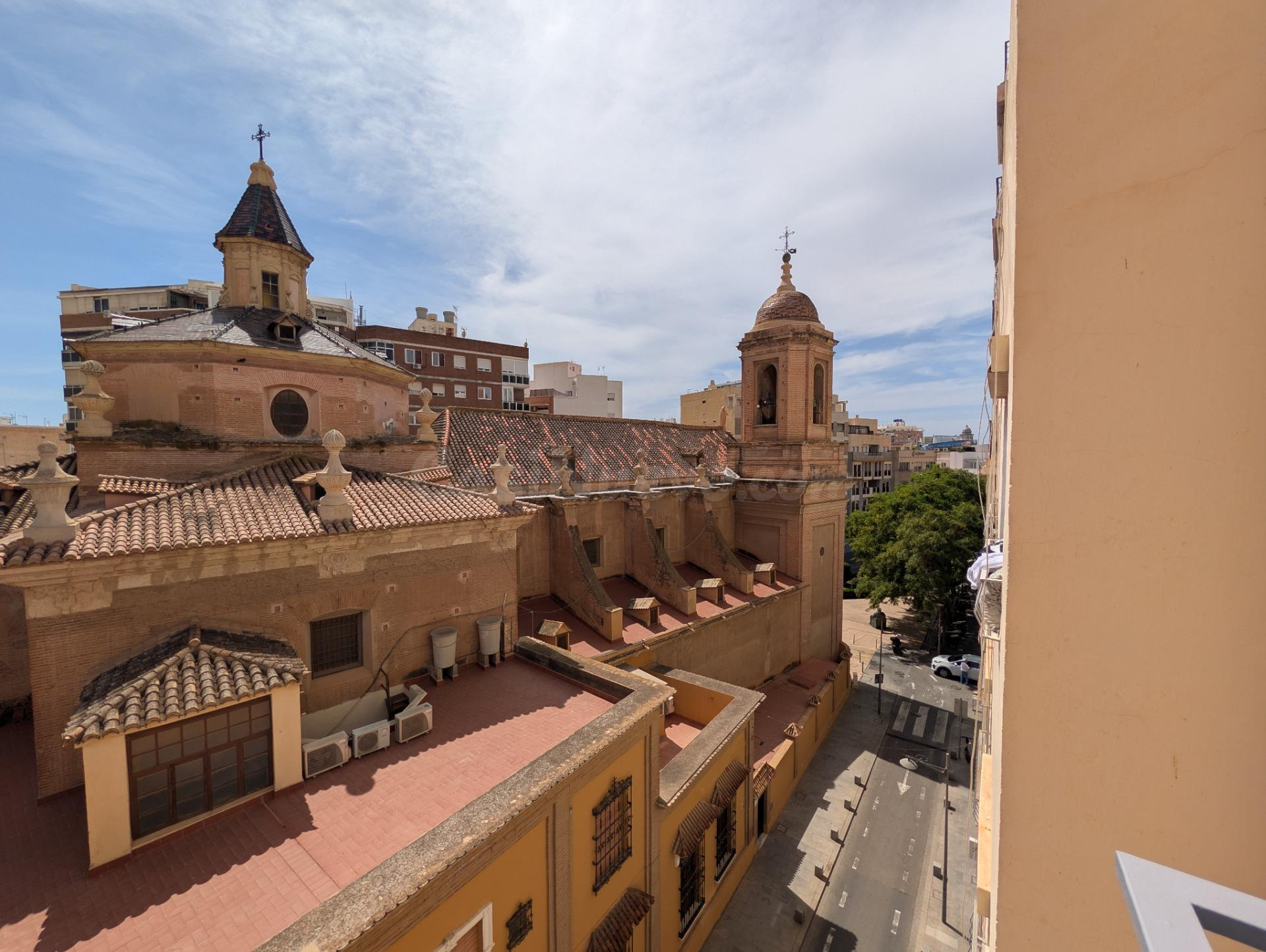 Luz, Diseño y Exclusividad en el Corazón de Almería.
