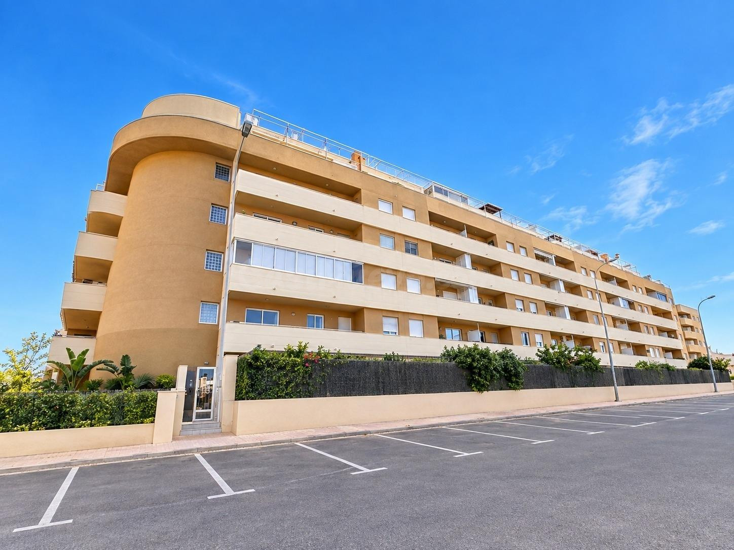 VIVIENDA OKUPADA ILEGALMENTE NO SE PUEDE VISITAR NI HIPOTECAR Oportunidad de Inversión en Roquetas de Mar - Planta Baja con Potencial