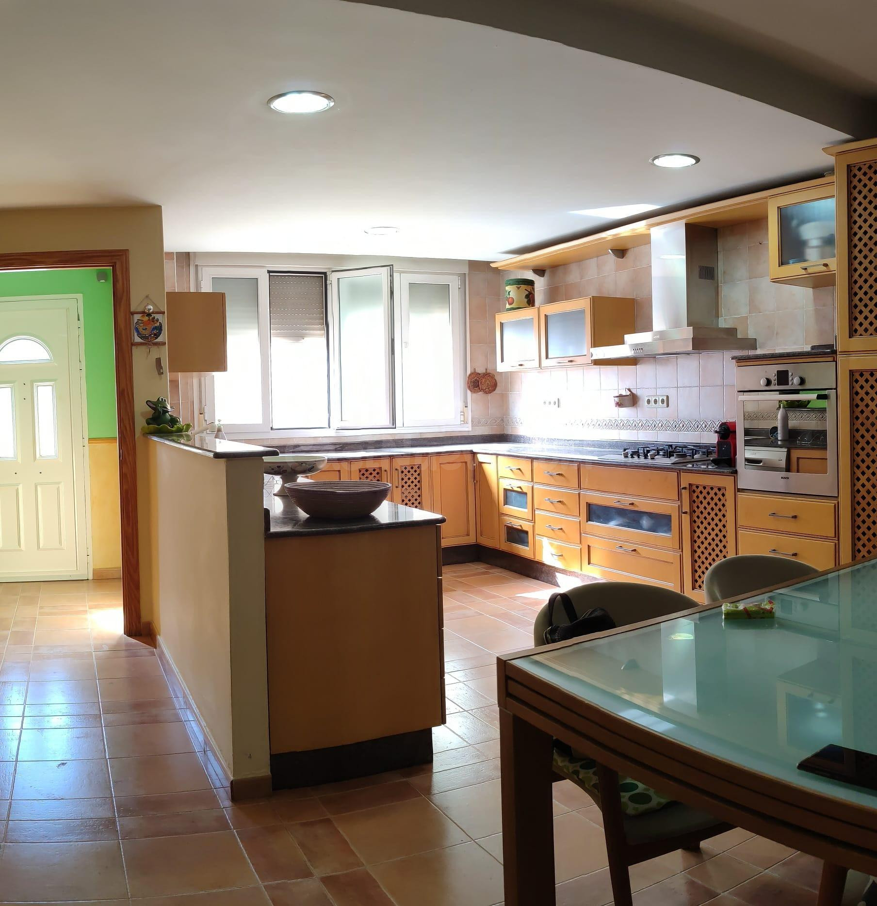 CASA FAMILIAR EN MACAEL ( ALMERÍA ) DE 4 habitaciones Y GARAJE.