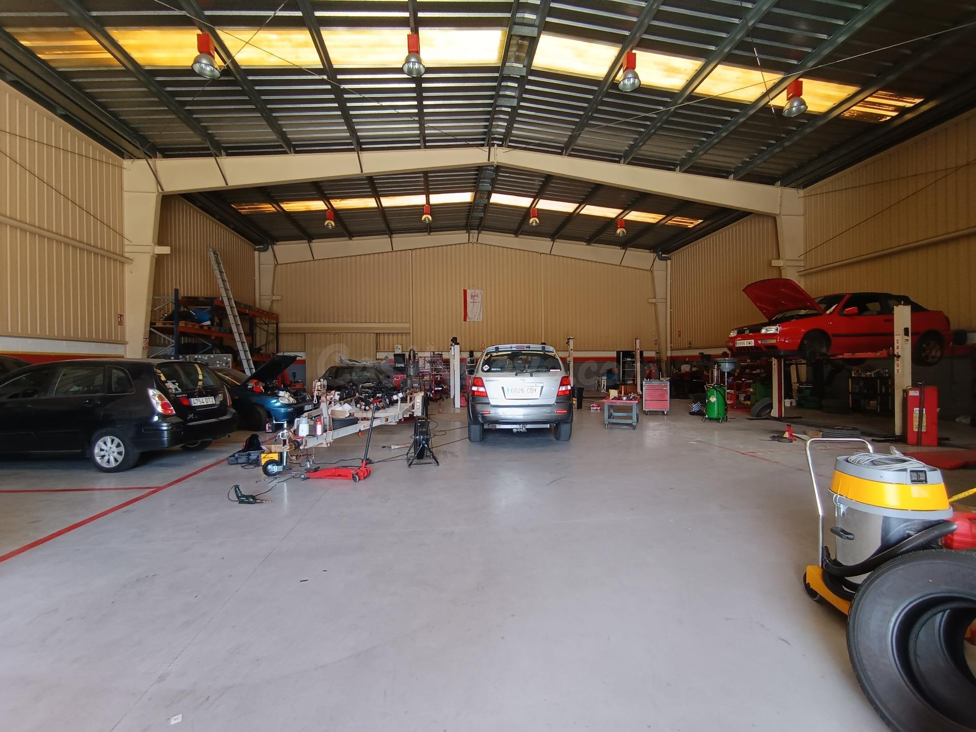 Taller automovil y parcela muy bien ubicados en la zona indu