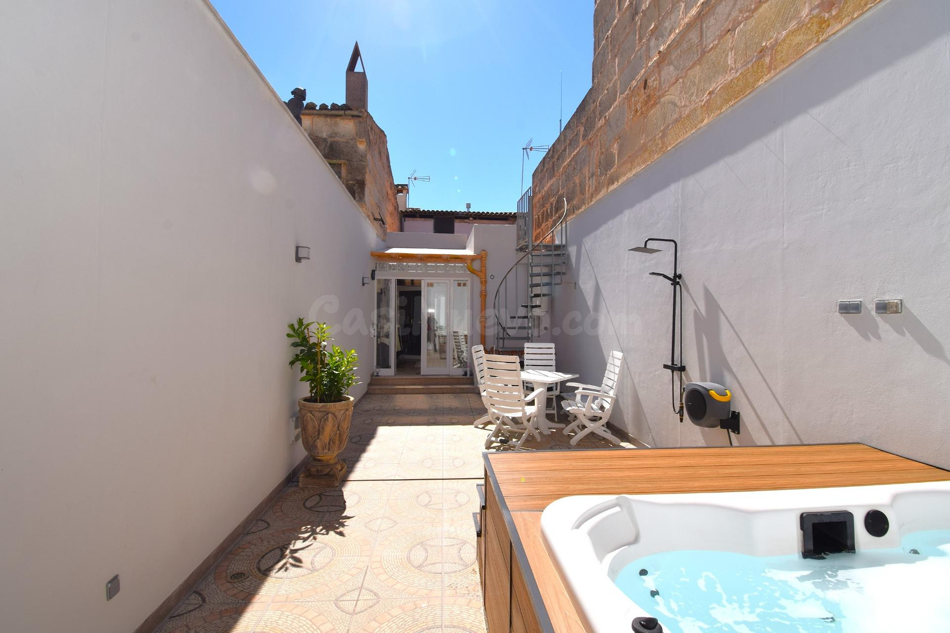 Casa de pueblo con garaje y patio en venta en Muro.