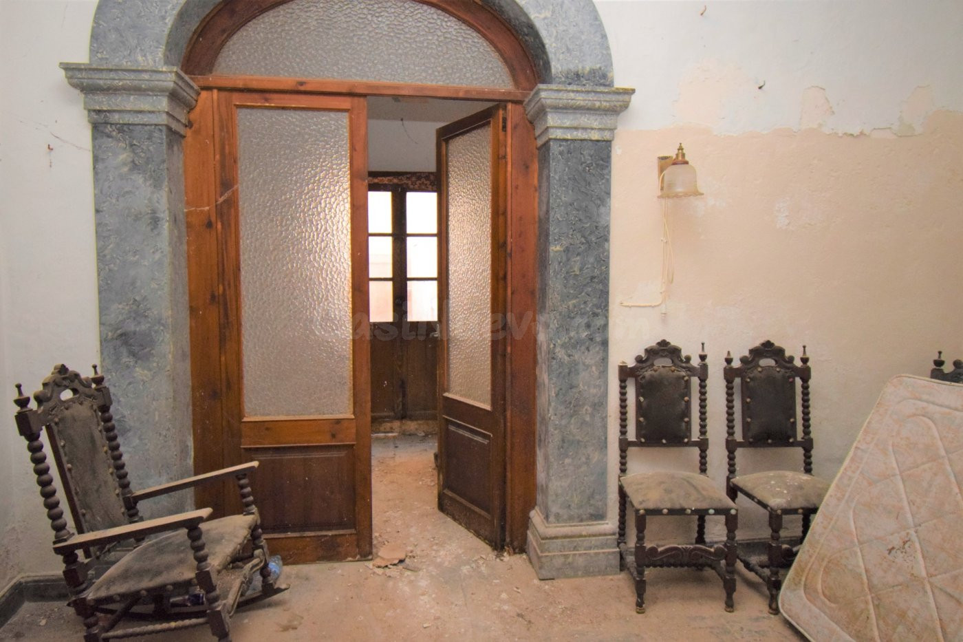 Casa de pueblo para reformar con dos accesos y gran potencial en el casco antiguo de Muro