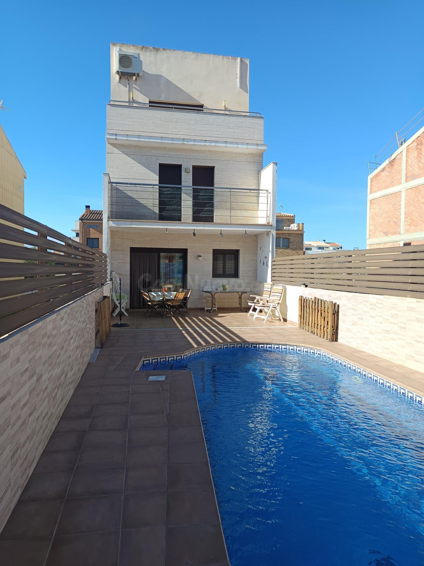 Preciosa casa moderna con piscina en la zona nueva a un paso de la playa en L'Ametlla de Mar, con licencia turística