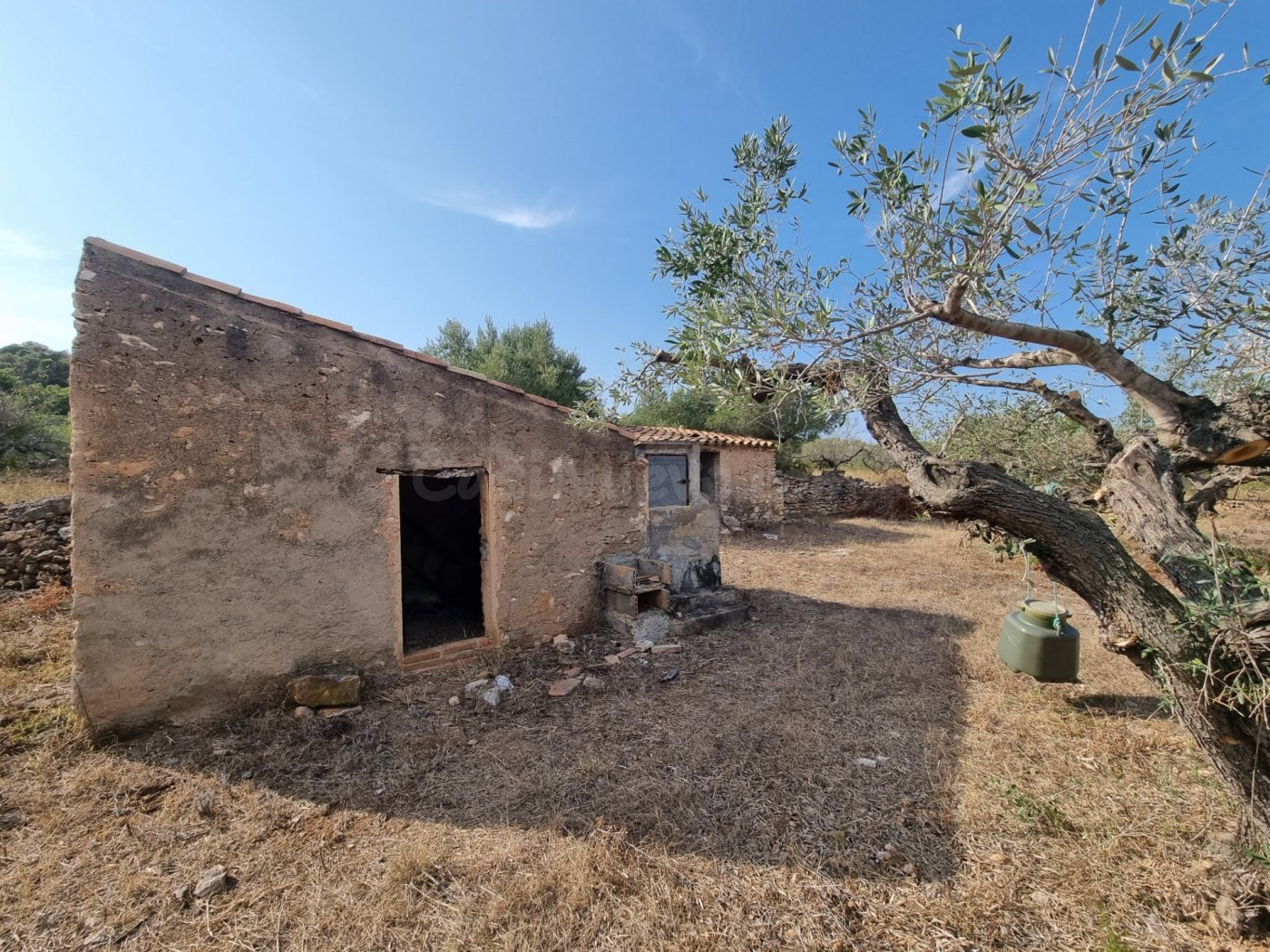 Oportunidad Única: Finca con Casitas Típicas y Entorno Privilegiado